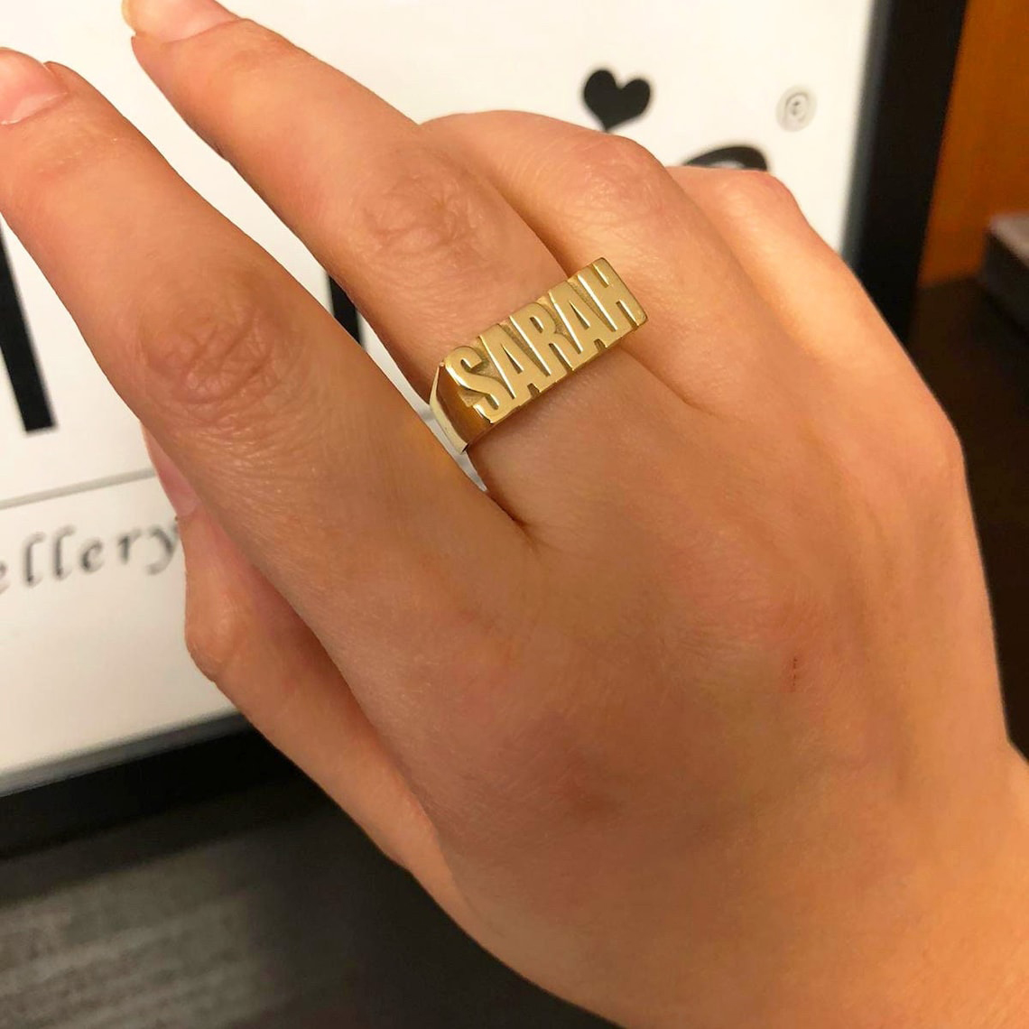 Aangepaste gouden gotische rin - Initial Ring Custom recensie en prijs